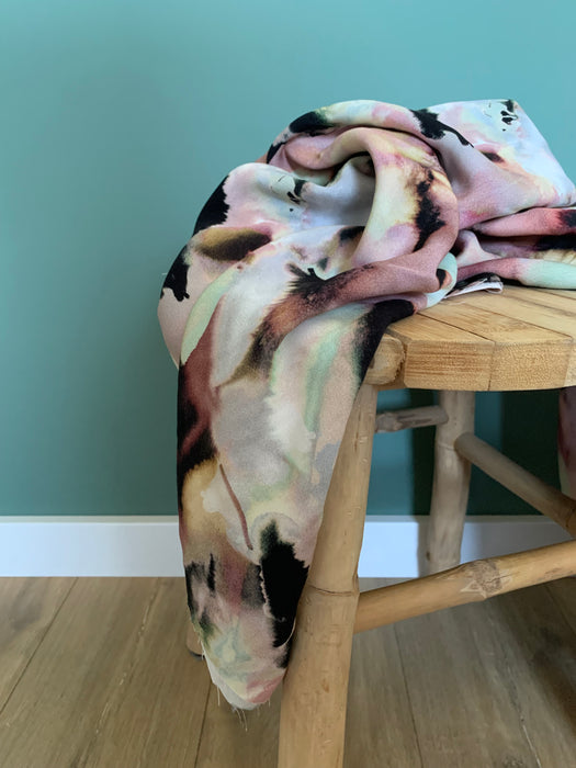 Stof fabrics viscose dreamy draped on small stool
